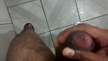 Preview 4 of Nina Morris - Gozando no banho