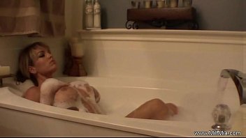 Preview 2 of Kinchen Sex - Bathtime For MILF Mia