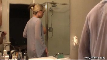 Preview 1 of Kinchen Sex - Bathtime For MILF Mia