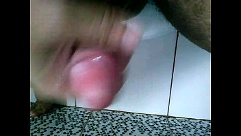 Preview 3 of Pretty Wet Slap Outdoor Online - Novinho batendo uma no banheiro