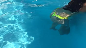 Preview 2 of Bd Eye - esposa gostosa na piscina