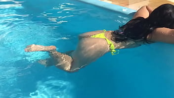 Preview 1 of Bd Eye - esposa gostosa na piscina