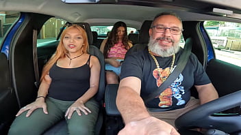 Preview 1 of Sumeg Karte - A carioca Kah Fox pelada no carro durante a carona com sua bunda gigante