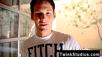 Preview 1 of Big Lon Porn - Hot twink It&#039_s a classic porno scene: a molten pizza delivery guy, 