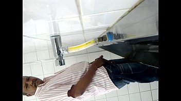 Preview 1 of Tiny Tube Pleasure - banheirao de dezembro 2012 parte 02