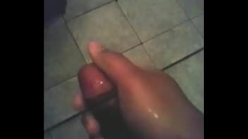 Preview 2 of Russian Mom Fuck Young - mostrando o pau no banho