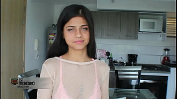 Preview 1 of Julia Feres Mom - Hermanastra cachonda recolecta mi semen en un vaso y despues se lo traga