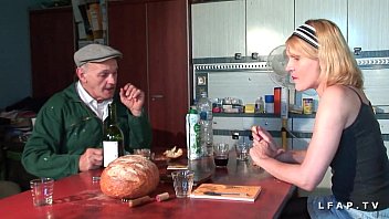 Preview 1 of Pissasian Facesitting - Mature francaise se fait bien defoncer le cul par Papy et ses potes de la ferme