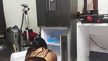 Preview 4 of Carmella Bing Bang Bros - &iexcl_No te vas a creer lo que encontr&eacute_ en el refrigerador de mi madrastra!