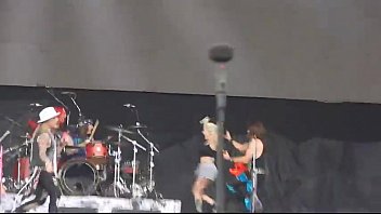 Preview 2 of Abu Dehbi - Girl mostrando peit&otilde_es no Monster of Rock 2015