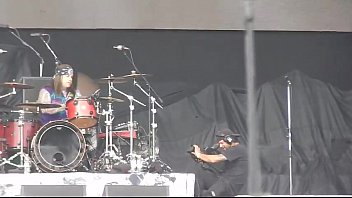 Preview 1 of Abu Dehbi - Girl mostrando peit&otilde_es no Monster of Rock 2015