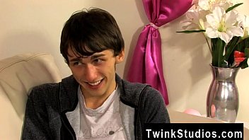 Preview 2 of Encoxada Na Frente Do Corno - Gay fuck Colby London has a pecker fetish and he&#039_s not afraid to