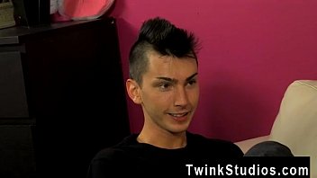 Preview 1 of Encoxada Na Frente Do Corno - Gay fuck Colby London has a pecker fetish and he&#039_s not afraid to