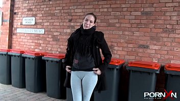 Preview 2 of Reportera Se La Cojen Real - PORN XN Sexy babe Pissing in Public