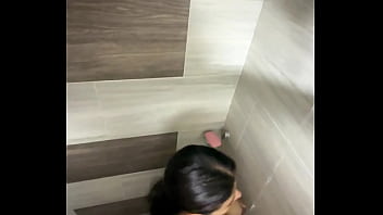 Preview 1 of Mia Kahlifa Porn Sex New - Mi perra madrastra me deja la puerta abierta para que la vea ba&ntilde_andose y me la folle.