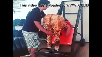 Preview 2 of Bib My Son - Gostosa piscando o cuzinho na academia
