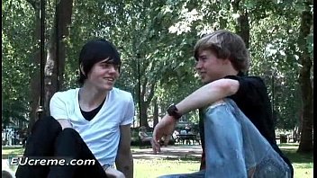 Preview 1 of Bubblgummbabe - Two young gay dudes have fun sucking gay porno