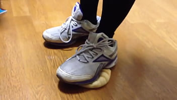 Preview 2 of Oil Masaj Sexy Videos - 【fetish】Melonpan food crush  Reebok Sneaker