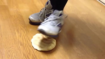 Preview 4 of Oil Masaj Sexy Videos - 【fetish】Melonpan food crush  Reebok Sneaker