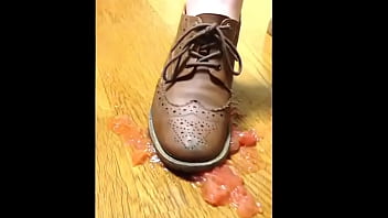 Preview 3 of Sastahr Buhdar - 【fetish】Tomato food crush Sneaker