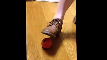 Preview 1 of Sastahr Buhdar - 【fetish】Tomato food crush Sneaker