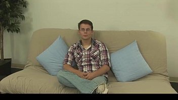 Preview 1 of Se Folla - Cute gay dude sucks hard cock and gets gays
