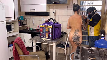 Preview 2 of Sxx Boobs - Fiquei pelada pro entregador de aplicativo e chamei ele pra dentro da minha casa .Ele n&atilde_o resistiu e me fudeu todinha hardcore Bunda enorme Peitos perfeitos pequenina chupando boquete Hist&oacute_ria porno