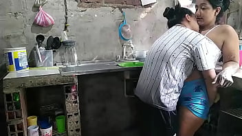 Preview 1 of Bangladesh Mom Xxx - 2 parte,  voy en busca de la vecina para que me le haga mantenimiento a las tuber&iacute_as,  y termina haci&eacute_ndole mantenimiento a mi co&ntilde_o