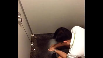Preview 3 of Money Side - Suc cu trong toilet vincom p2.MOV