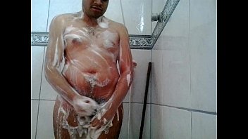 Preview 3 of Outdoor Lesbian Nipple Tease - Novinho tomando banho pelado