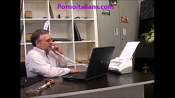Preview 1 of Kelly Madinso - Ragazza peccaminosa succhia cazzo in ufficio - blowjob in the office