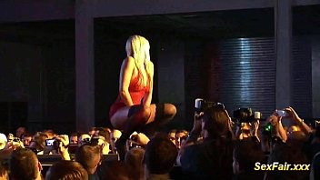 Preview 1 of Brazzersxxxfree Vido - Blonde loves doing live shows