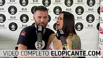 Preview 3 of Momsxnxx - NYXX LE REGALA SU TANGA A ELO PODCAST