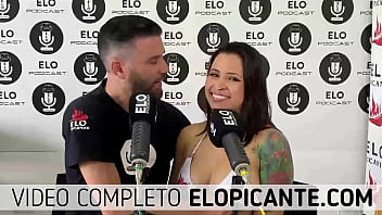 Preview 4 of Momsxnxx - NYXX LE REGALA SU TANGA A ELO PODCAST