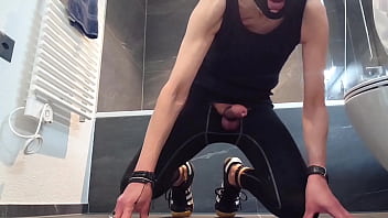 Preview 2 of Xxxnnxxx Pashto - Wank in yoga pants and sneakers