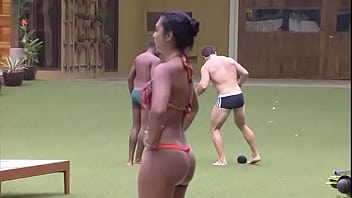 Preview 3 of Exited Son - BBB15 Cezar e Luan jogando bola de sunga