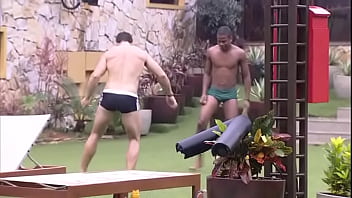 Preview 4 of Exited Son - BBB15 Cezar e Luan jogando bola de sunga