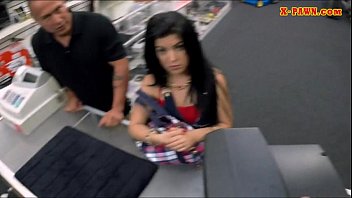 Preview 1 of 5 Minter Xxx - Cuban chick with big boobs exchange her pussy for cash