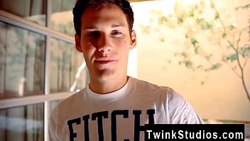 Preview 1 of Fuck Meney - Gay movie of It&#039_s a classic porno scene: a steamy pizza delivery guy, 