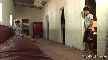 Preview 2 of Tube Com Velhas - Two horny gay boys kiss and give head