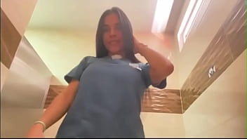 Preview 1 of Arcra Lvezs - Enfermera Milf despedida por mostrar el co&ntilde_o en el ba&ntilde_o del Hospital