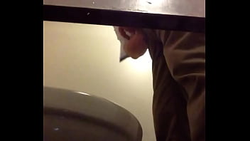 Preview 3 of Sierilanka Sex - quay len toilet vincom.MOV