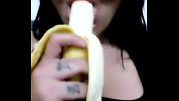Preview 3 of Red Head Mom Son Ass - Putinha babando com banana