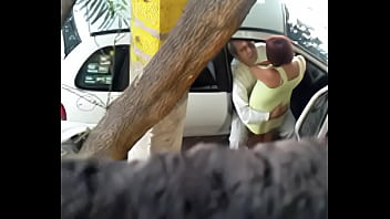 Preview 3 of Lola Tylor - amantes fajando en plena calle