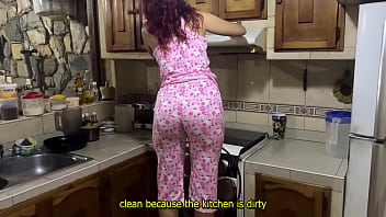 Preview 1 of M Mypornwap Com - Padrastro Viendo el Culo de su Hijastra cuando Esta limpiando La Cocina en Pijama Casero