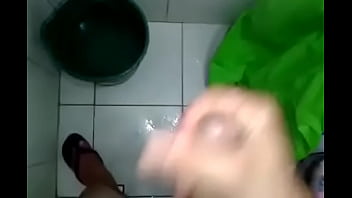 Preview 1 of Rumanien 1 - Cara da limpeza punhetando