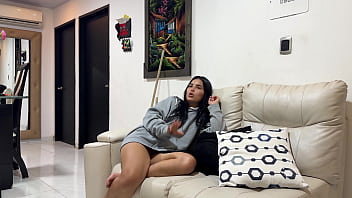 Preview 1 of Students Sex Party - Mientras la linda hermanastra de mi compa&ntilde_ero ordena la casa yo logro convencerla que me deje follarla hasta hacerme venir en su rico culo estrecho.