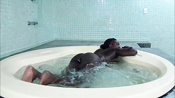 Preview 4 of Esposa Granja - NEBRA DESCENDENTES DA AFRICA COM ESSA PELE QUE BRILHA SUBINDO ESCADAS TODA PELADINHA PRA TE ESTIGAR