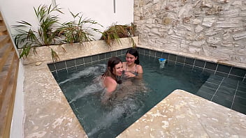 Preview 2 of Ash Hollywood Creampie - Dos lesbianas calientes se masturban en una piscina p&uacute_blica,  con miedo a  que las descubran.