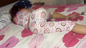 Preview 1 of Ensk Cikanie - Padrastro no puede Dejar de ver el Culo de su Hijastra en Pijama